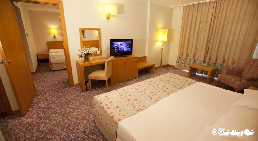 تخت بزرگ اتاق فمیلی هتل میراکل 